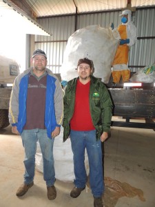 Os irmãos Edson (blusa vermelha) e Silvano Sobiesiak seguem todos os procedimentos de lavagem e acondicionamento dos vasilhames rigorosamente