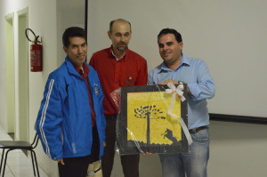 Representante da Coocam recebendo placa e quadro em homenagem ao apoio (1)
