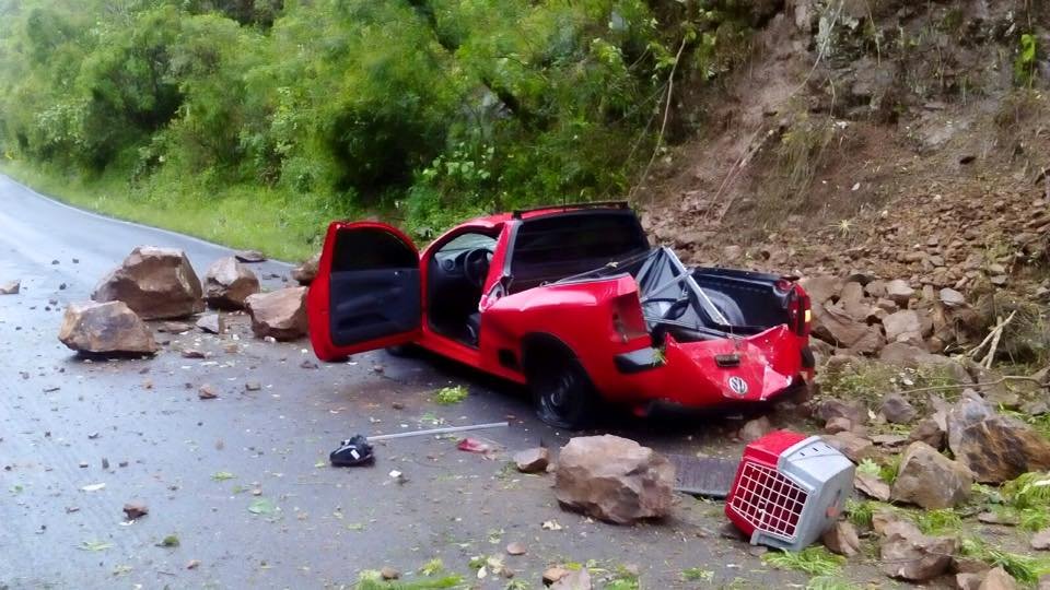 Barreira cai sobre veículo na BR 470
