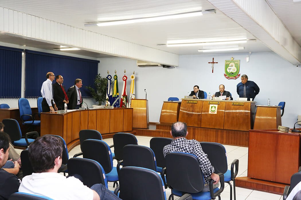 Nepotismo: Vereadores da situação mudam de opinião e votam contra as emendas propostas por Mancha