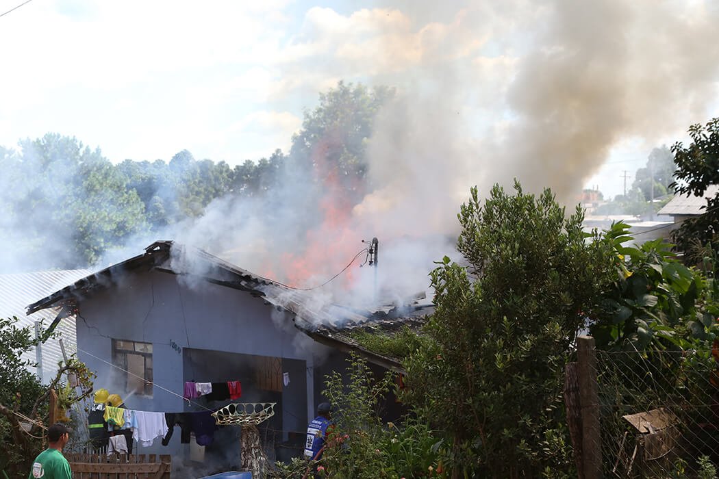 Incêndio destrói casa no Bairro Aparecida