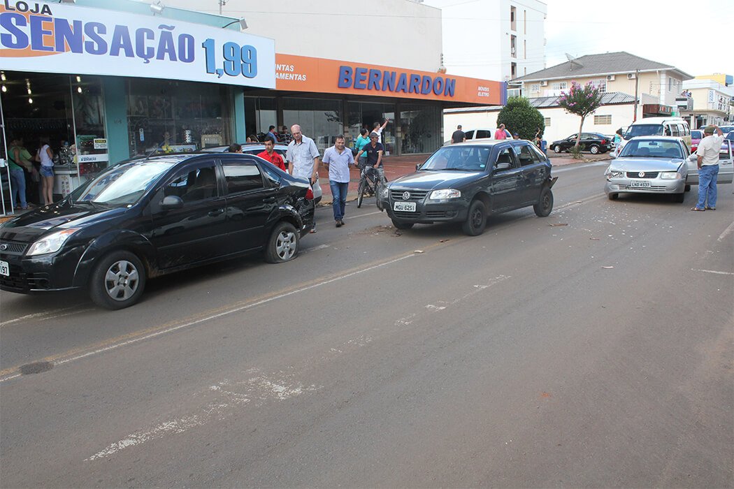 Acidente envolve três veículos no Centro