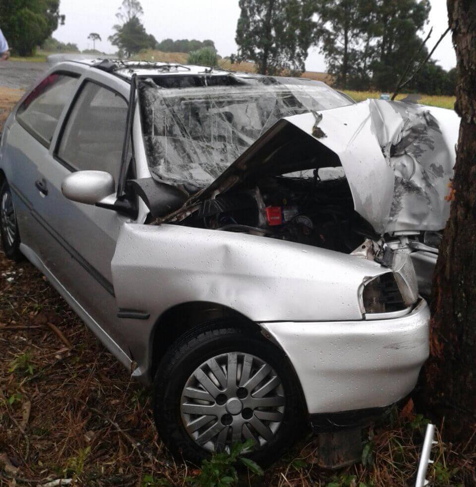 Homem fica ferido após colidir com o veículo contra árvore na BR 470, em CN