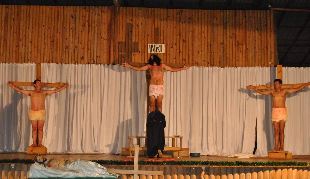 Católicos celebram Sexta-feira Santa com encenação da Paixão de Cristo