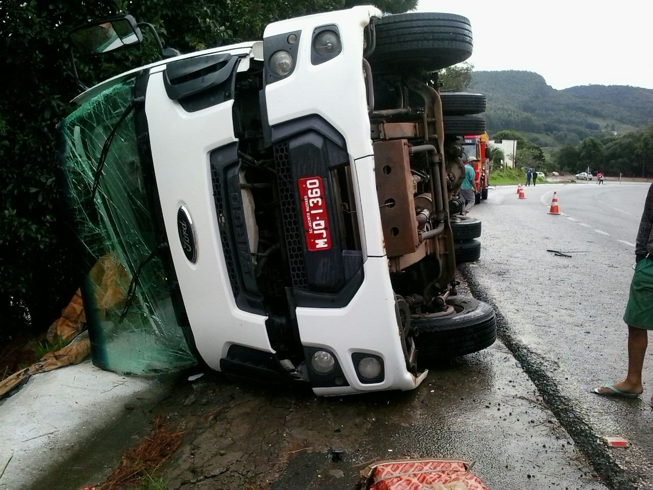 Motorista perde controle e caminhão capota na BR 282 em Vargem