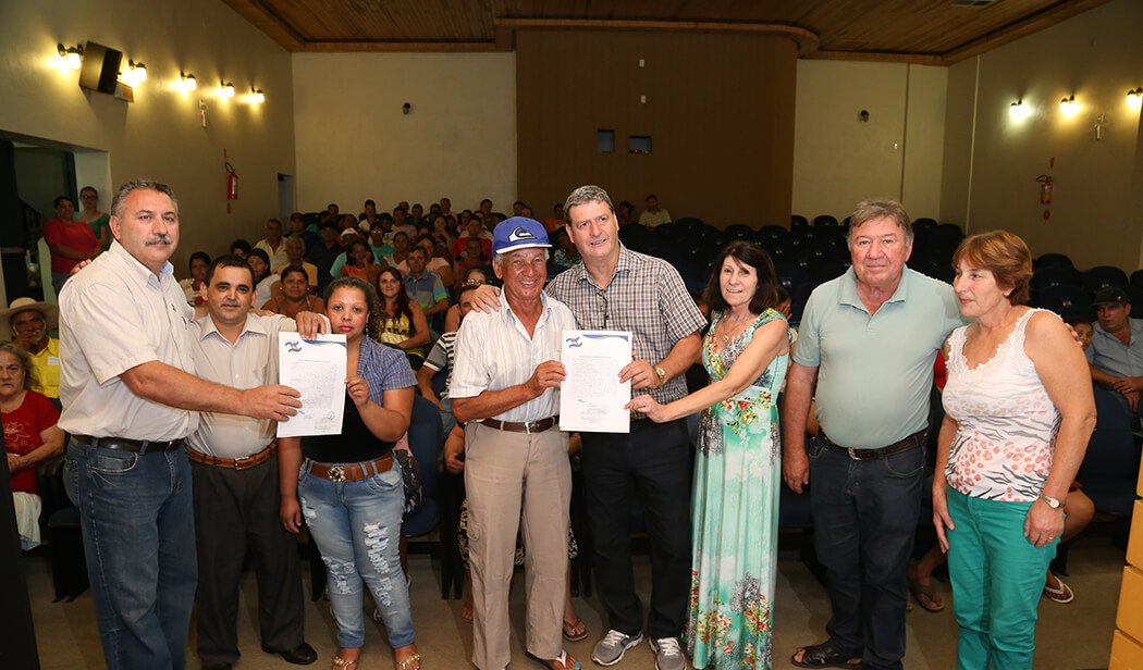 Regularização fundiária: Moradores recebem documentação
