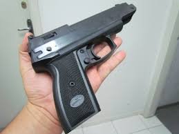 Homem ameaça pessoas com imitação de arma de fogo e é preso