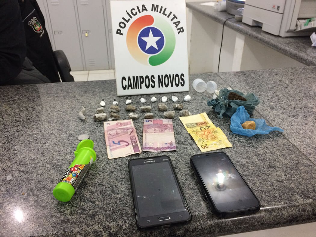 PM prende dois maiores e apreende um menor por tráfico de drogas