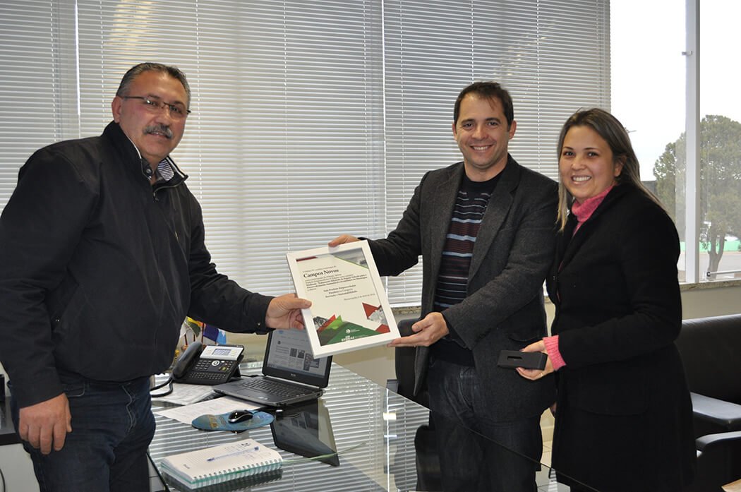 Nelson Cruz recebe certificado de Prefeito Empreendedor do Sebrae