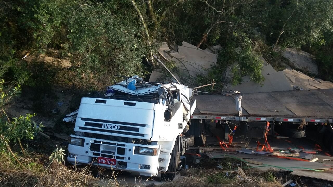 Carreta cai em ribanceira na BR 470, em CN, e motorista é arremessado para fora do veículo
