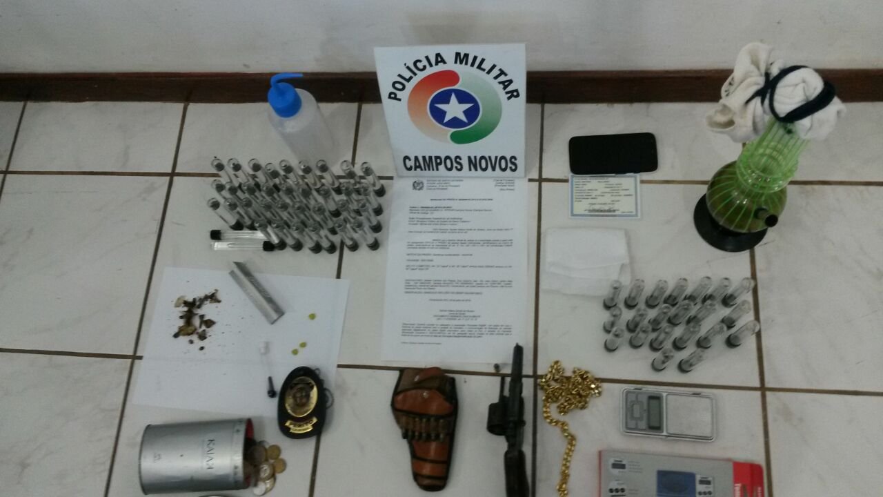 PM prende traficante, apreende entorpecentes, arma e munições