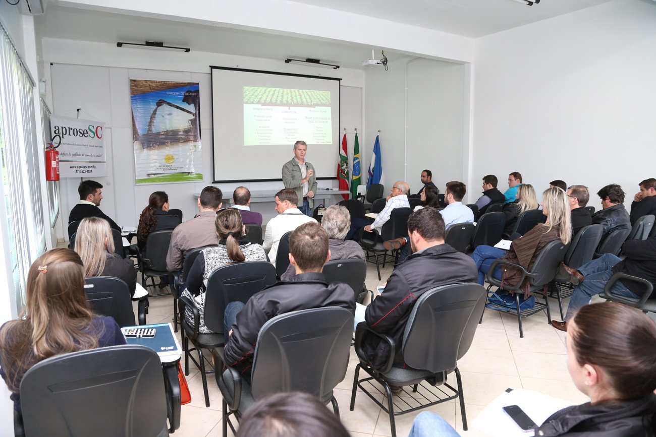 Coocam sedia treinamento da AproseSC