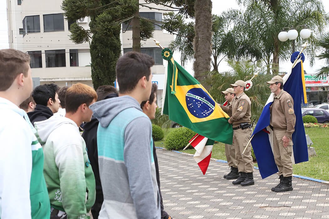 Jovens dispensados do serviço militar em Campos Novos