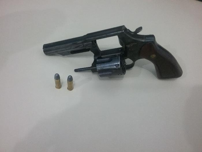 Homens são presos por posse ilegal de arma, incitação e apologia ao crime