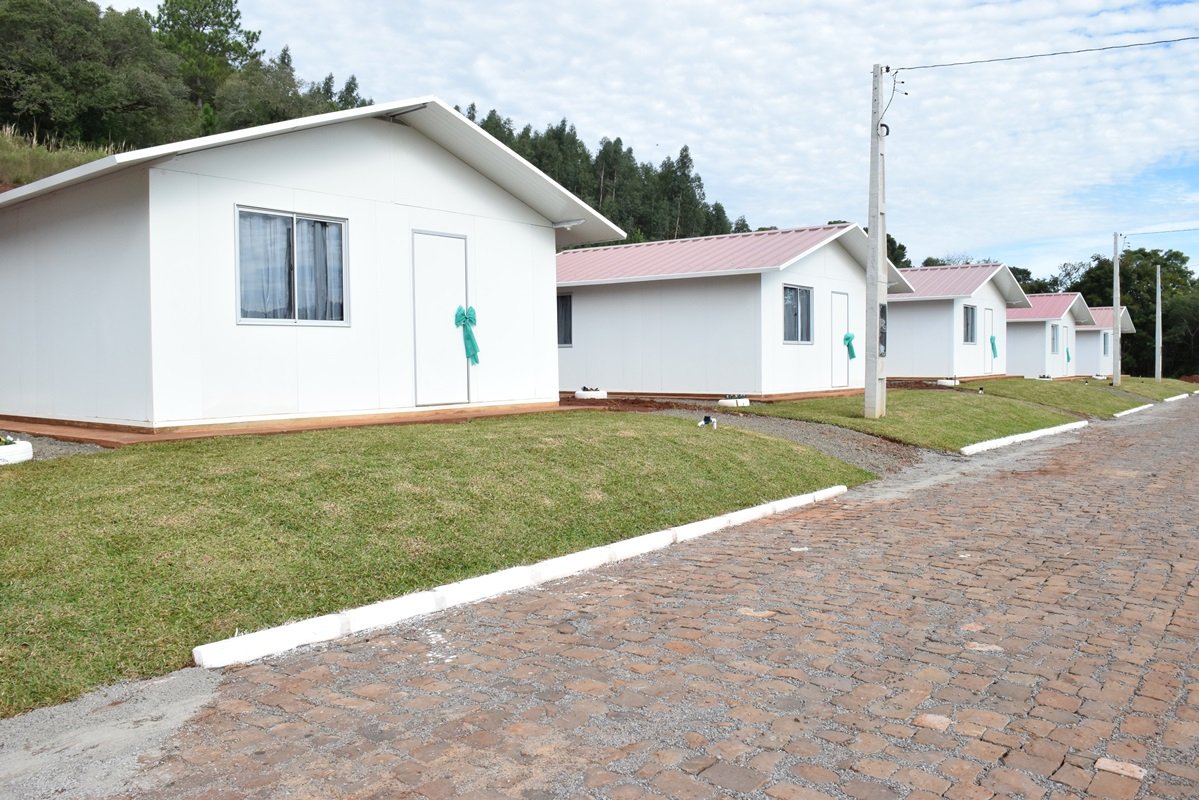 Famílias que moravam em área de risco recebem casas em Abdon Batista