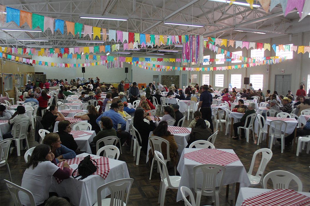 Festa Julina dos grupos de idosos acontece no Salão Paroquial