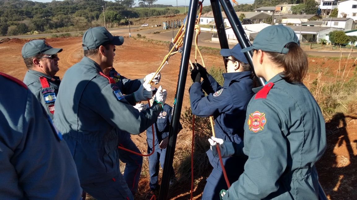 Corpo de Bombeiros de Campos Novos realiza instrução de salvamento em altura
