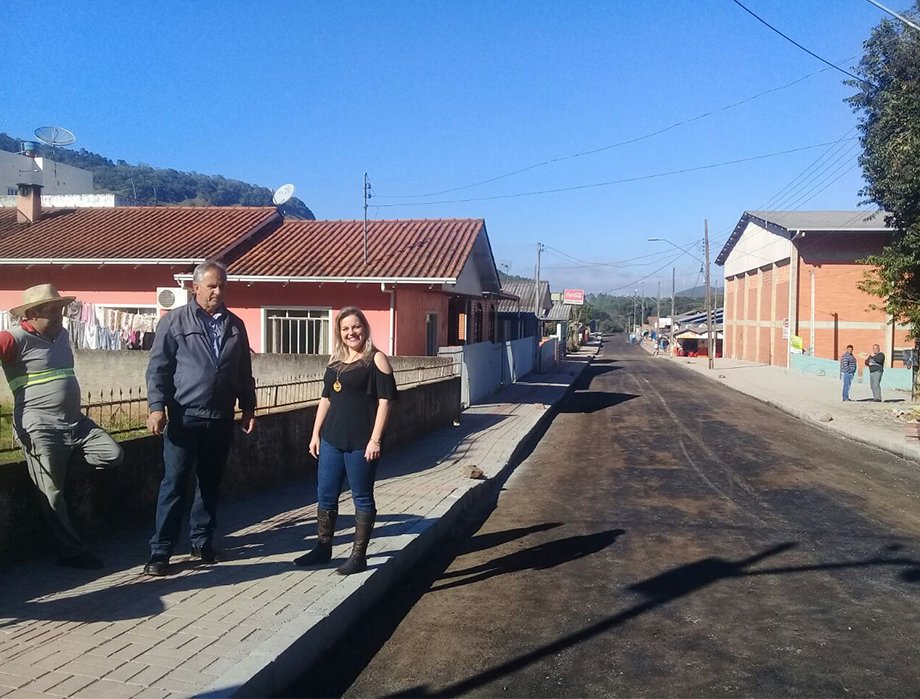 Primeira obra de asfalto é concluída em Vargem