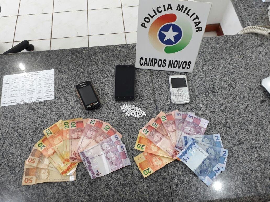 Cinco pessoas detidas e mais de 50 pedras de crack apreendidas pela PM nesta tarde