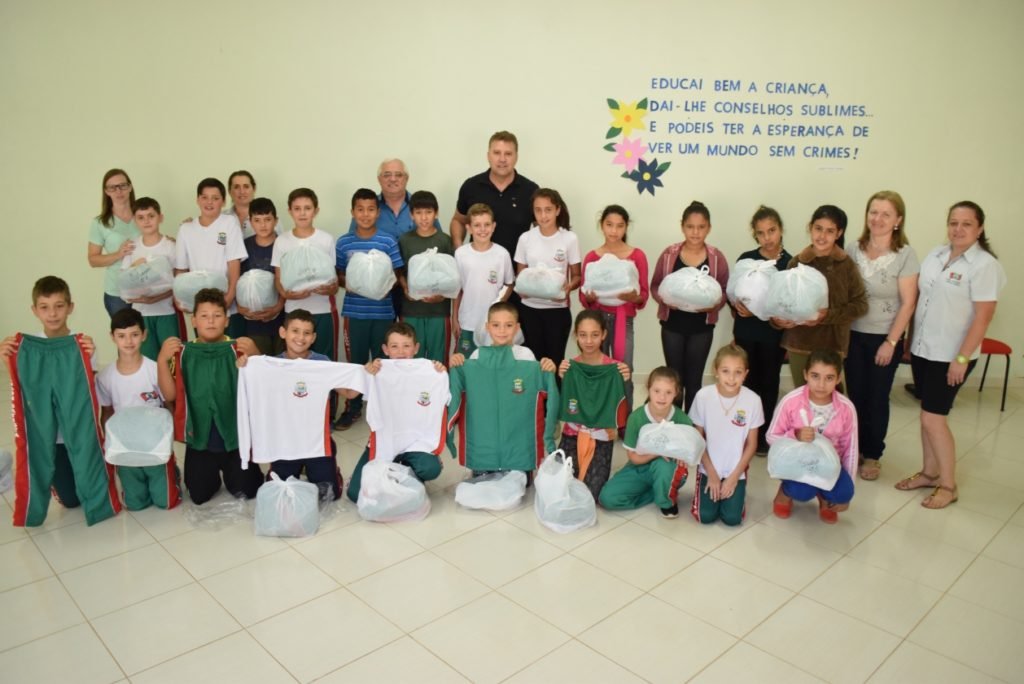 Alunos da rede municipal de Abdon Batista recebem uniformes - Jornal O ...