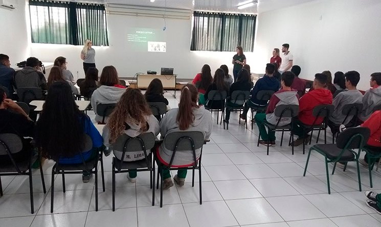 Acadêmicos do curso de Medicina Veterinária da Unoesc Campos Novos palestram sobre posse responsável e a importância da castração