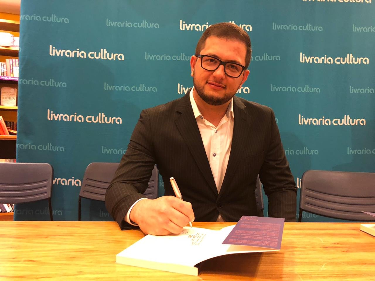“Emoção única”, diz Doulgas Rayzer sobre participação no livro de Coautoria