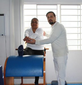 Fisioterapeuta Marcelo Alexandre e uma das suas pacientes
