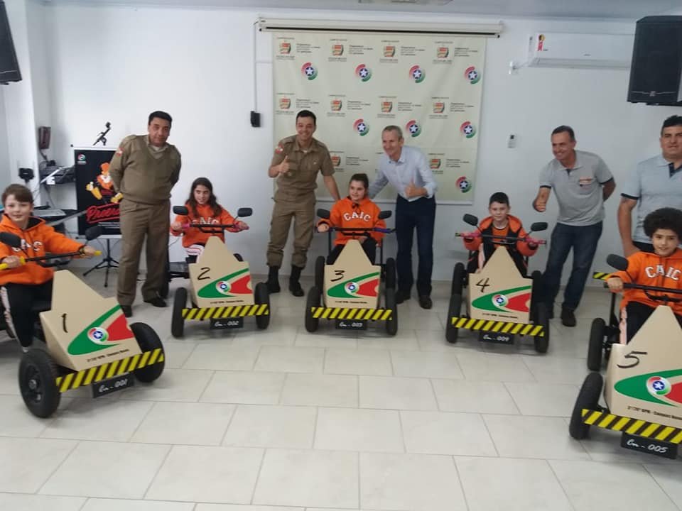Entregues os carrinhos para a Escolinha de Trânsito do Polícia Militar