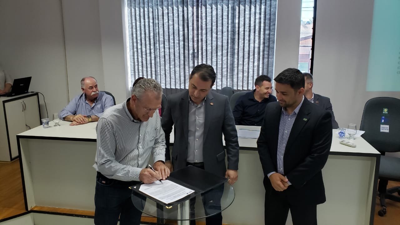 Copercampos e BRDE assinam autorização de recursos para ampliação da Granja dos Pinheiros