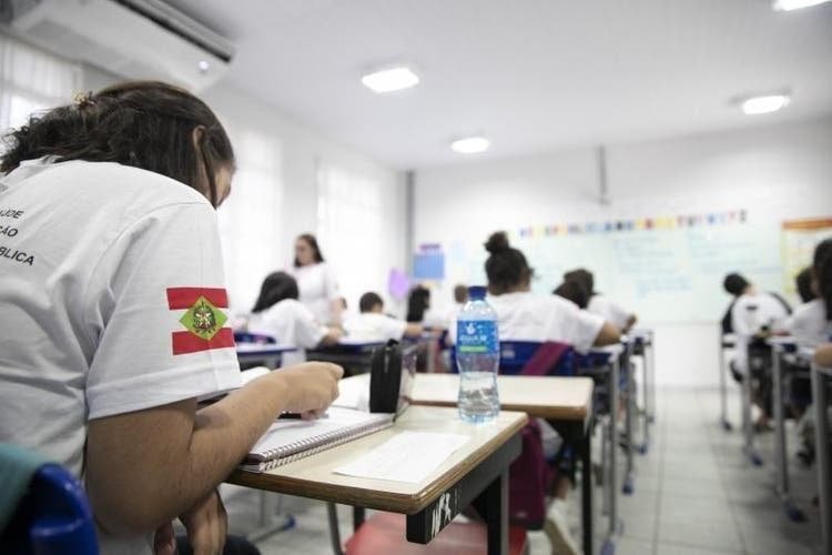 Volta às aulas a partir de outubro em SC começa pelo ensino médio