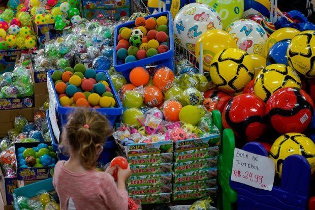 Procon e Imetro-SC orientam sobre cuidados na compra de brinquedos