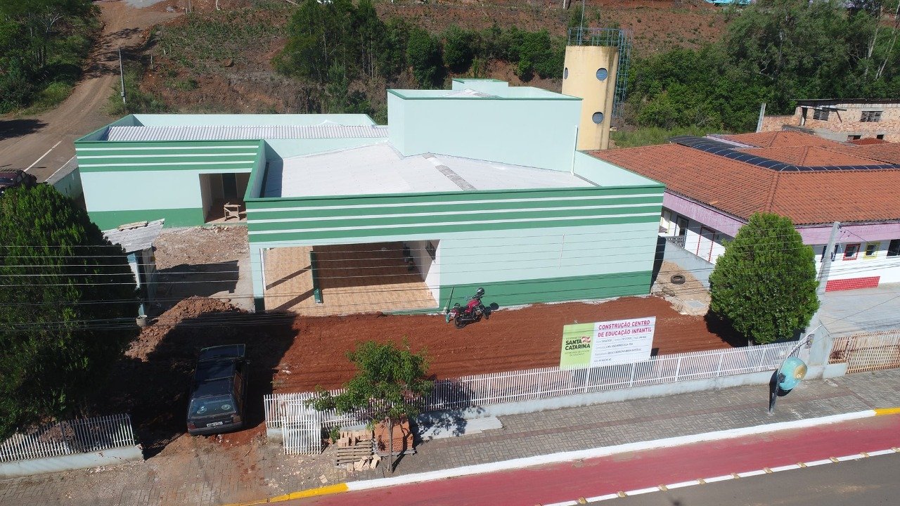 Abdon Batista: Obras da Nova Pré Escola Dona Tereza na reta final, Rua da Comunidade de Santo Antônio é asfaltada