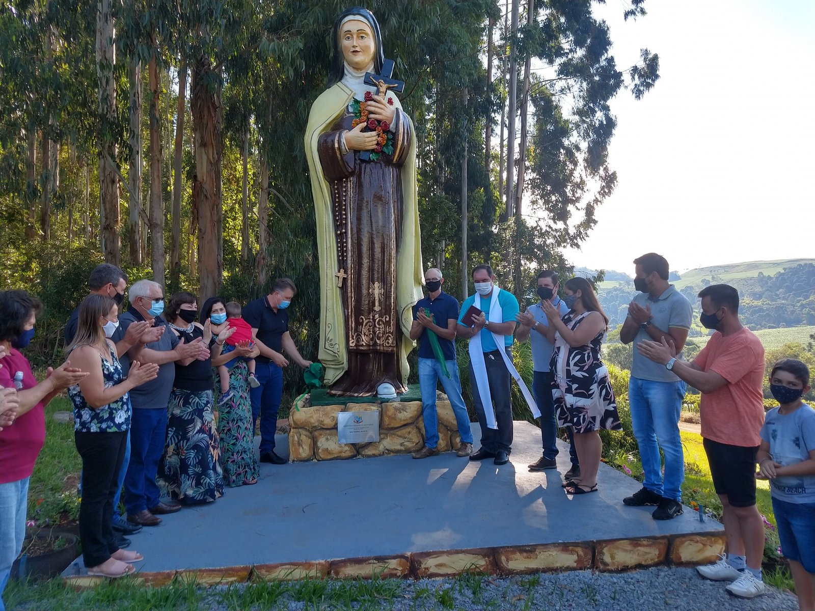 Administração de Abdon Batista inaugura quadra coberta e monumento de Santa Teresinha