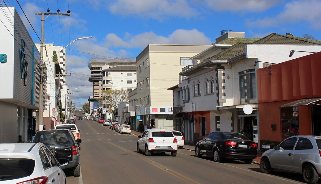 O que o reajuste salarial em 5% representa para o comércio local?