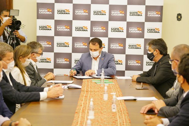 Carlos Moisés abre linhas de R$ 1,5 bilhão para auxílio emergencial a empreendedores impactados pela pandemia