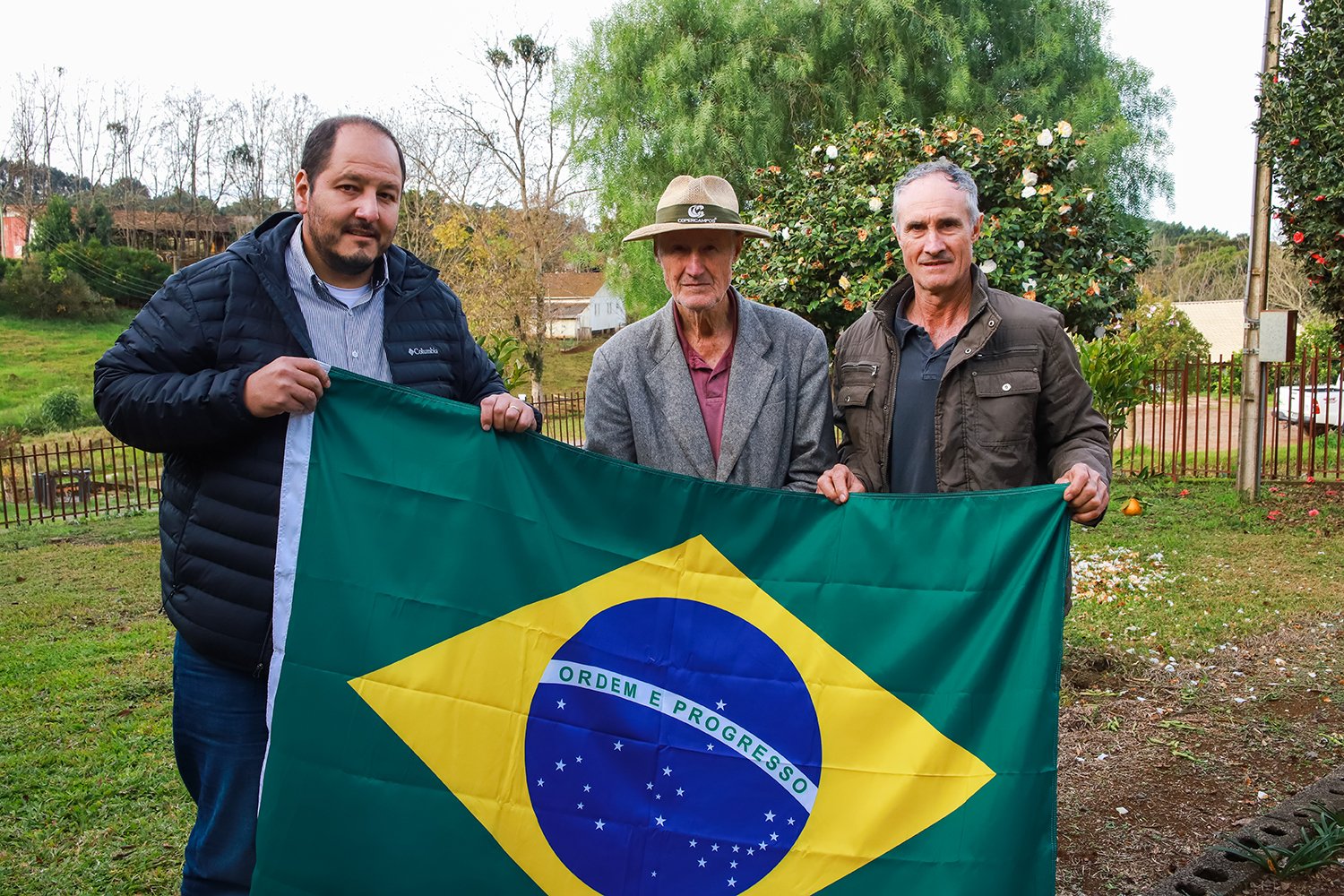 Associados patriotas – Copercampos distribui bandeiras do Brasil aos sócios fiéis