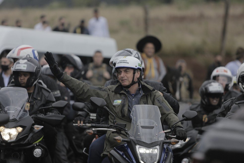 Bolsonaro participa de passeio de moto com apoiadores em Santa Catarina, estado registra também protestos