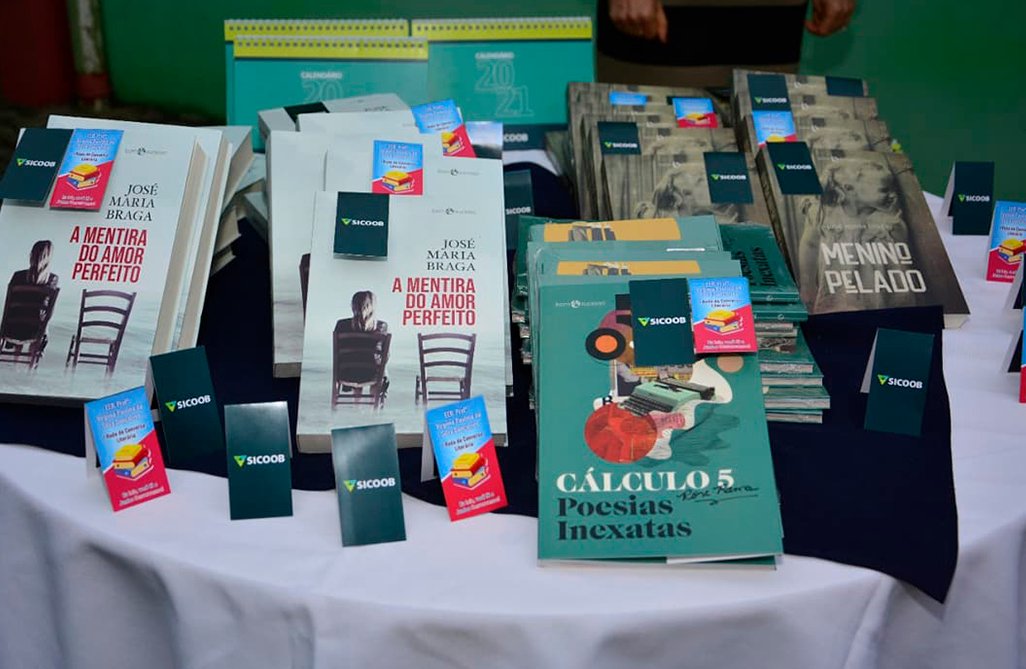Sicoob Campos Novos entrega livros para o projeto ‘Roda de Conversa Literária’