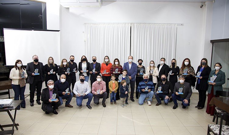Colaboradores da Unoesc são homenageados pelo tempo de serviços prestados