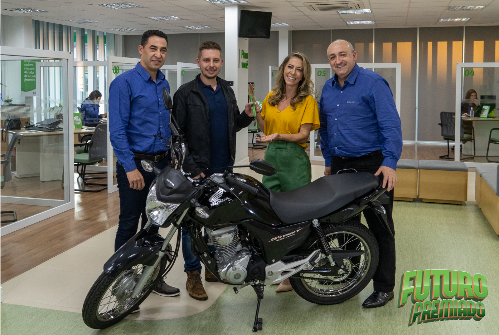 Sicredi Altos da Serra RS/SC entrega primeira moto da Campanha Futuro Premiado