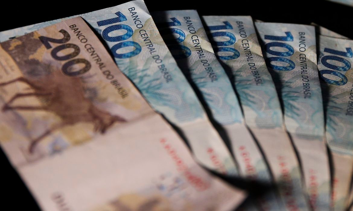 Endividamento das famílias sobe para 82%, mas inadimplência cai, mostra CNC