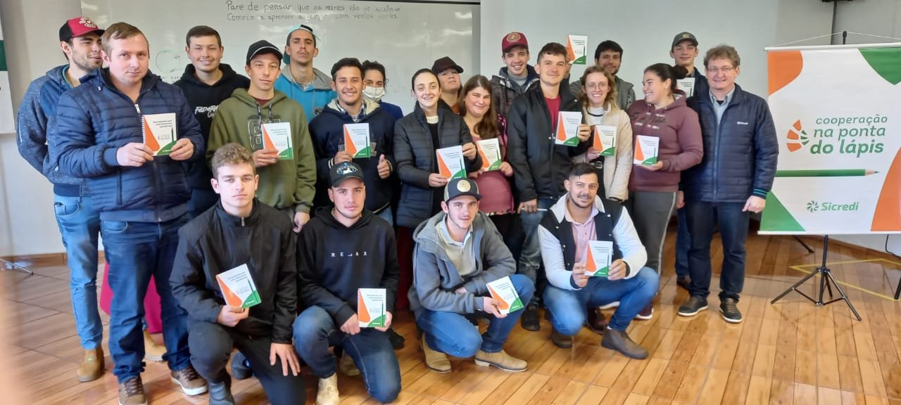 Jovens participam de oficina de educação financeira promovida pela Sicredi Altos da Serra em Campos Novos/SC