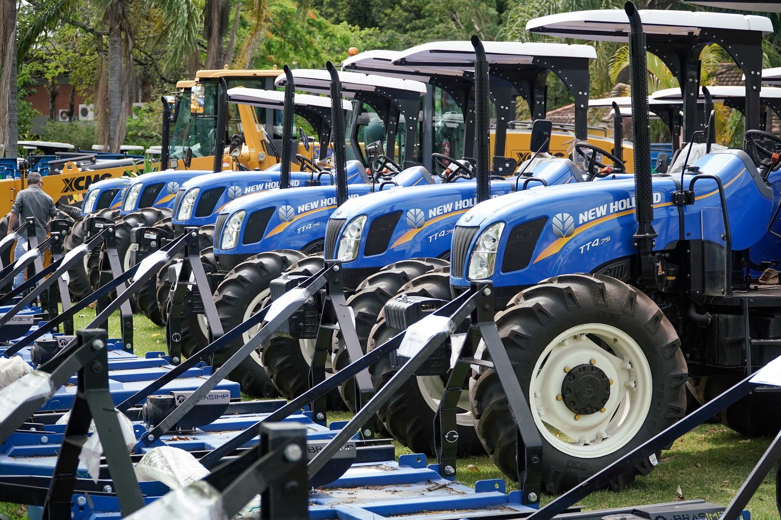Governo do Estado entrega equipamentos para municípios da Amplasc