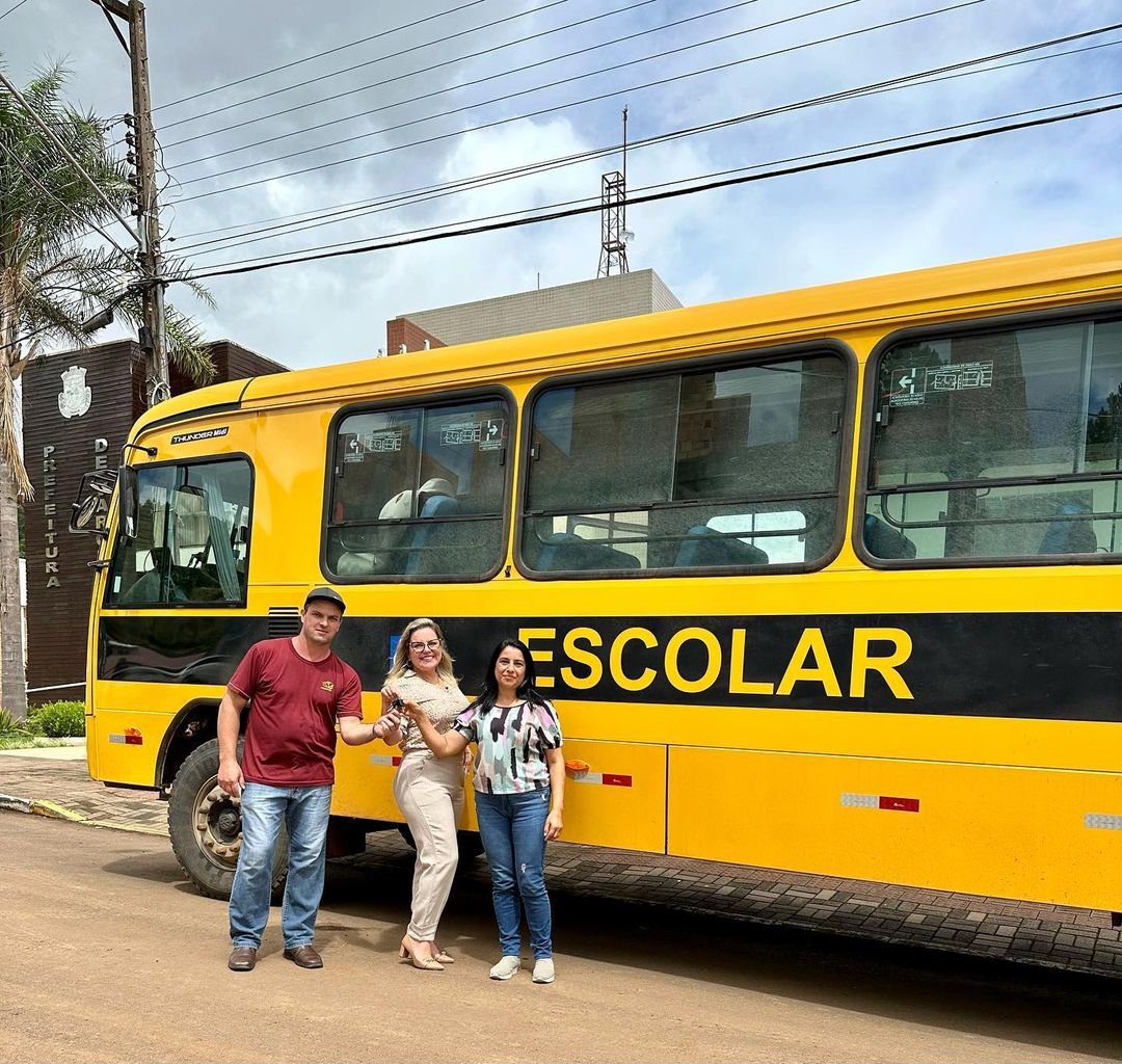 Administração entrega ônibus escolar para Educação em Vargem