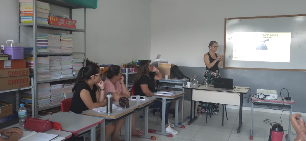 Professores participam de formação para crianças especiais em Vargem
