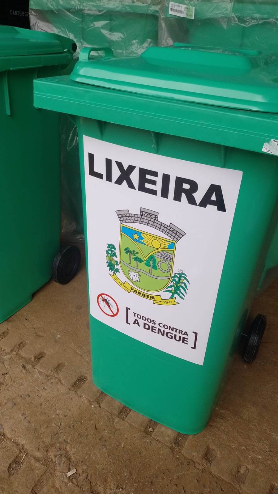 Aquisição de novas lixeiras reforça o combate à dengue em Vargem
