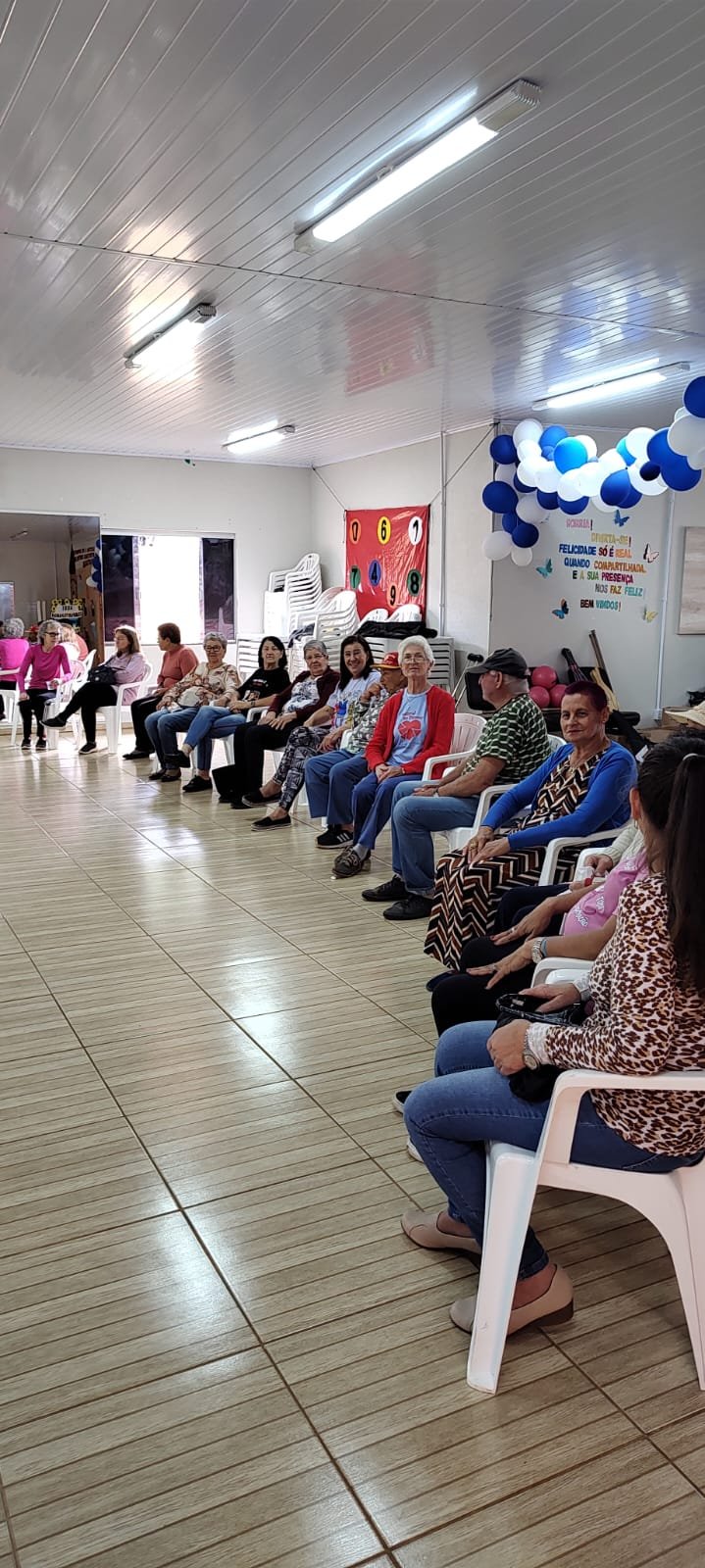 VARGEM: Viver com saúde: Grupo de idosos participa de aula de fisioterapia