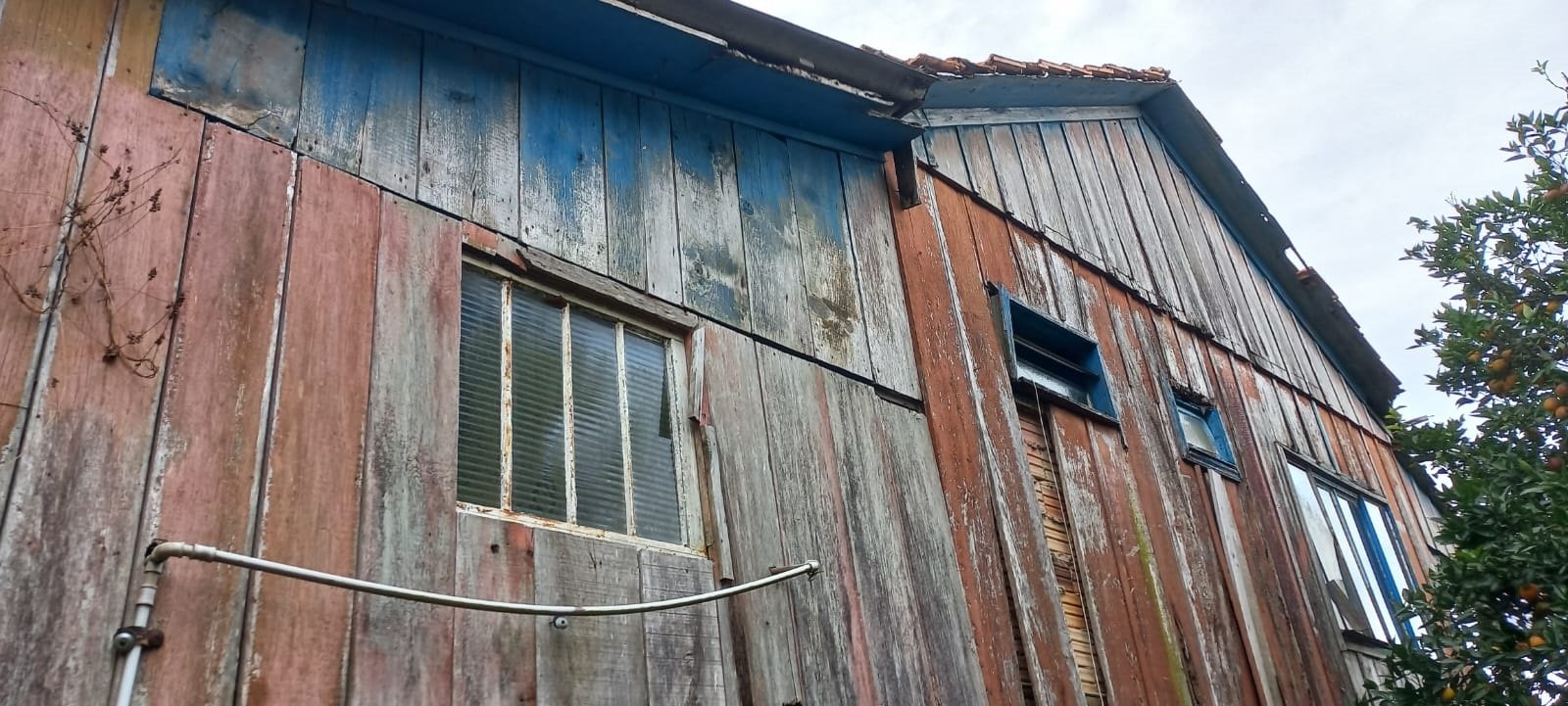 Populares se mobilizam e criam vaquinha para ajudar família em situação precária de moradia