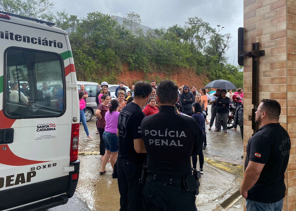 Decisão da justiça permite a volta de visitas e entrega de itens essenciais aos presos em Santa Catarina