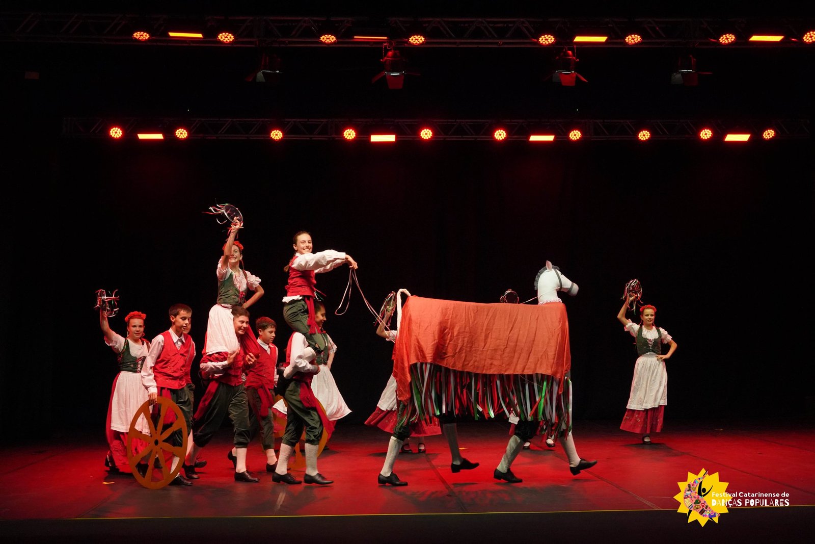 Festival Catarinense de Danças Populares: Campos Novos se prepara para a próxima grande classificatória!